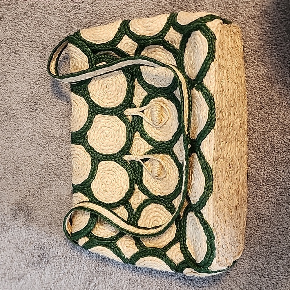 Green and natural straw shoulder bag